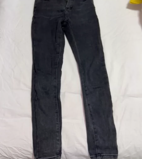 小脚牛仔裤 便宜出手 感兴趣的话点“我想要...