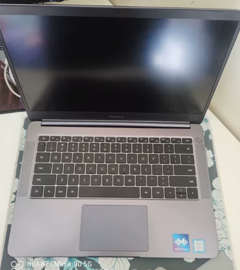 《想给老婆换个手链》独显轻薄本,10秒开机...