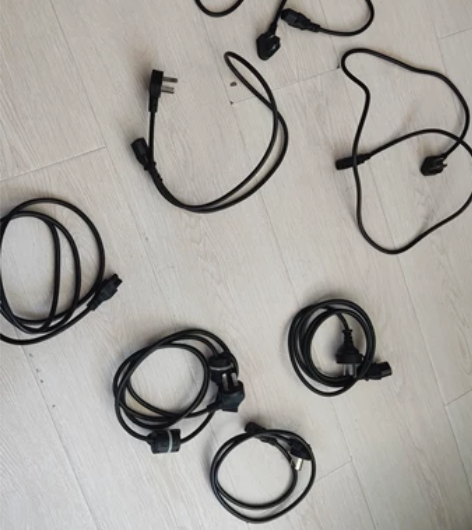 电源线，电脑电源线。 七根。散拿 5一条，...