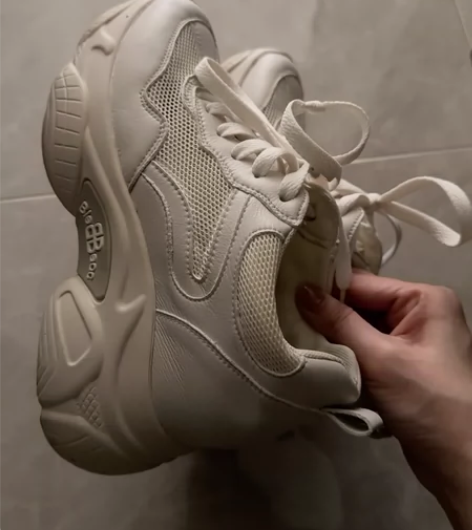 内增高，加鞋底8到10公分。 感兴趣的话点...