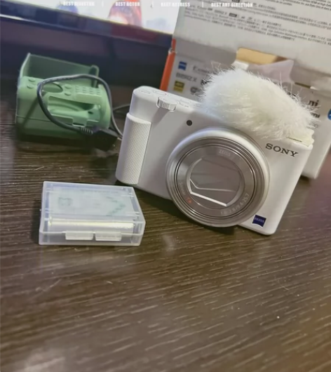 索尼 ZV-1白色微单，送绿色外套+电池。...