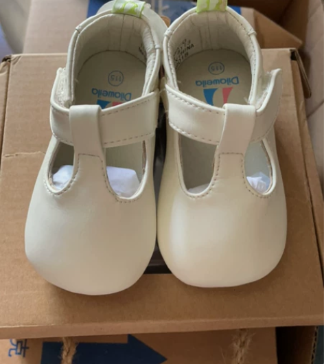 两双婴儿软底鞋，全新，一次未穿，一双毛线织...