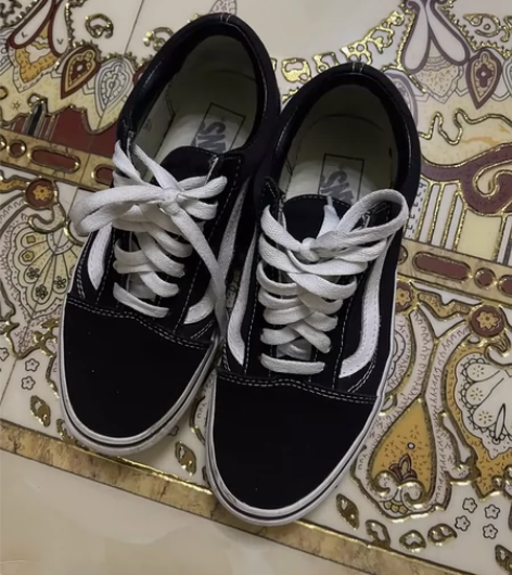 vans 38码  鞋边有点脏了，自己清洗...