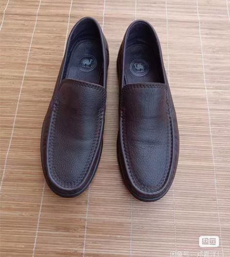 42码骆驼,男士全牛皮鞋。 鞋子八五新以上...
