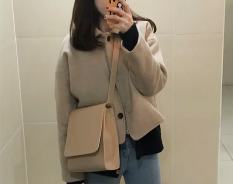 转卖果柠莞尔 女士包 卡其色 感兴趣的话点...