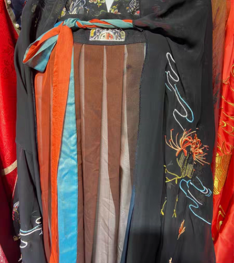 包邮司南阁 正版汉服，带批帛，下摆有几个地...