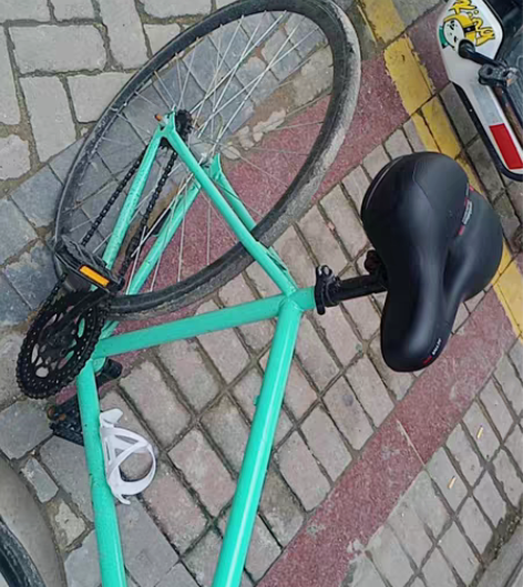 死飞公路自行车 26寸30刀轮胎 全新座椅...