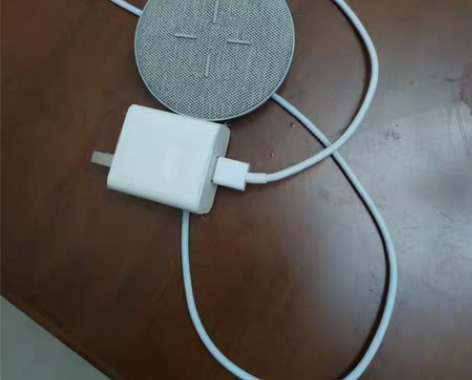 华为充电器40瓦充电头加27瓦无线充底座。...