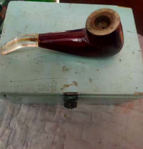 老式木头烟斗，品相如图，收藏或者影视道具。...