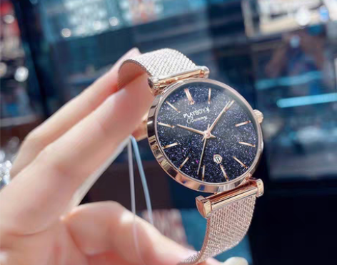 转卖2022年新款阿玛妮满天星夏季轻奢名牌...