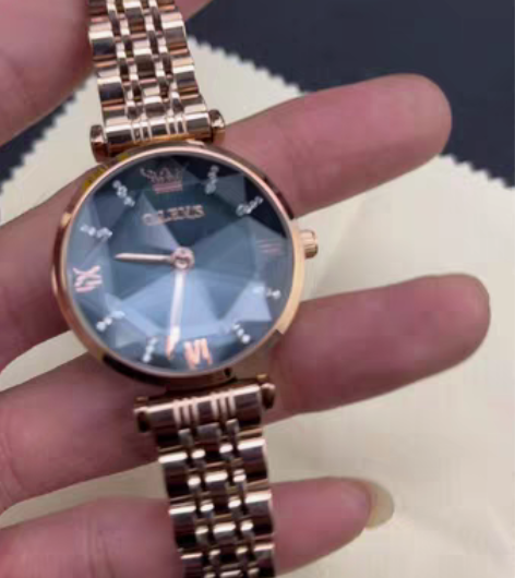 包邮出售一个带了几次的欧利时手表 感兴趣的...