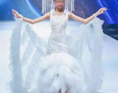 转卖出售女童新国潮模特走秀白色巴黎圆舞曲仙...