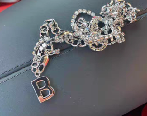 转卖银色BB钻石项链全新 感兴趣的话点“我...