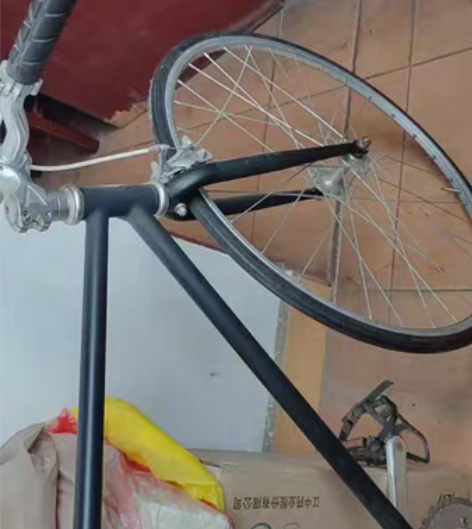 死飞，不是倒刹车。年纪大了，玩不动了，半价...