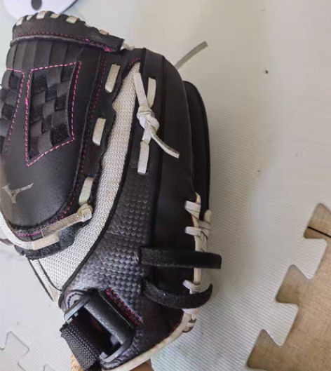 棒球手套,9成新,没有磨损,就是白色没有洗...