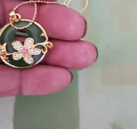 包邮一个沙金和田湖水绿玉石包金小项链，是一...