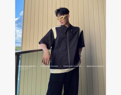 转卖新品黑色撞色拼皮宽肩尖领廓形拉链夹克短...