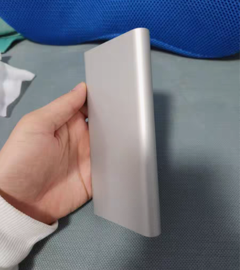 包邮小米移动电源3快充版，印有公司LOGO...