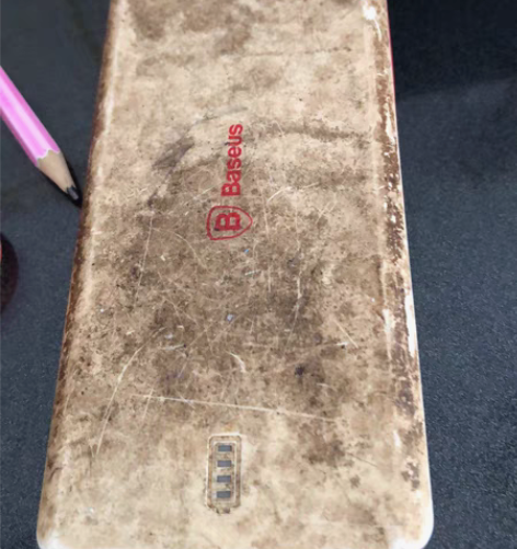 包邮倍思充电宝，成色老旧。一切正常使用，便...