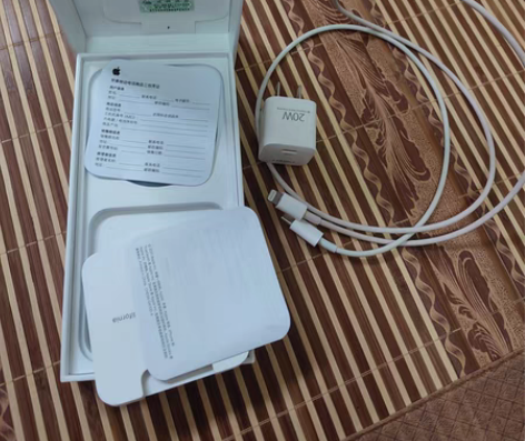 包邮苹果13手机盒。原装充电线，还有个20...