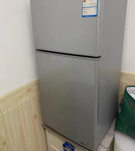 小冰箱搬家出 仅限自提 地点：滨江区倾城之...