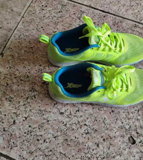 包邮诚出特步鞋一双42码，全新的没穿过 鞋...