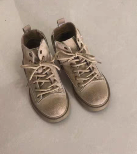 转卖27码英伦复古风儿童真皮马丁靴时装靴渐...