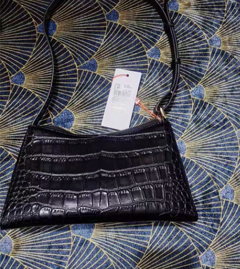 稻草人全新腋下手提包 感兴趣的话点“我想要...