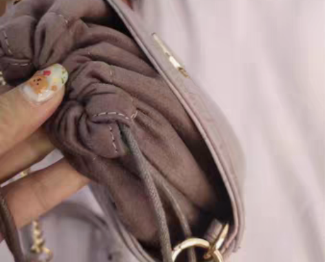 包邮TOUTOU斜挎女包小紫色 小众设计抽...