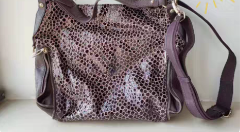 包邮全新啄木鸟牛皮紫色闪亮石头纹真皮斜挎单...