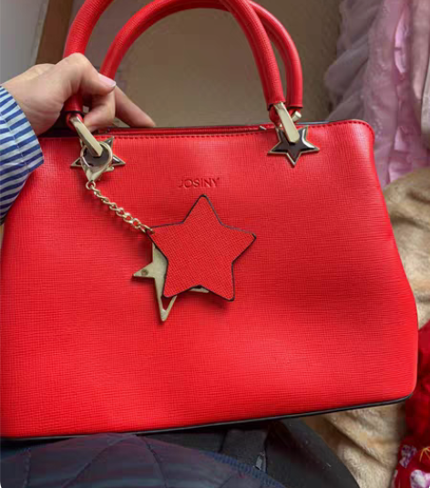 结婚在商场买的！就结婚当天背一次！ 装钱用...