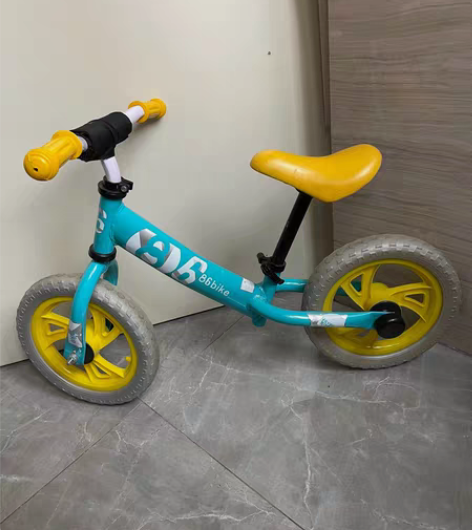 儿童平衡车入门款 十寸轮免充气 车把车座可...