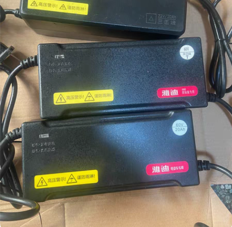 包邮雅迪原装充电器 9成新 功能正常 包正...