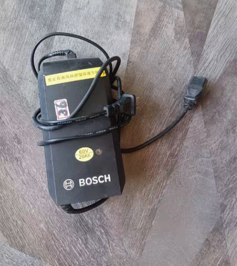 博士原装6020铅酸电池充电器 感兴趣的话...