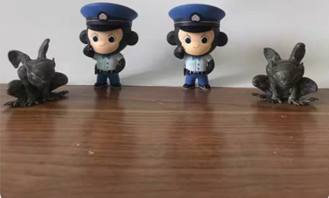 城市英雄小猿手办多少有点摩擦 瑖疵 沾到胶...