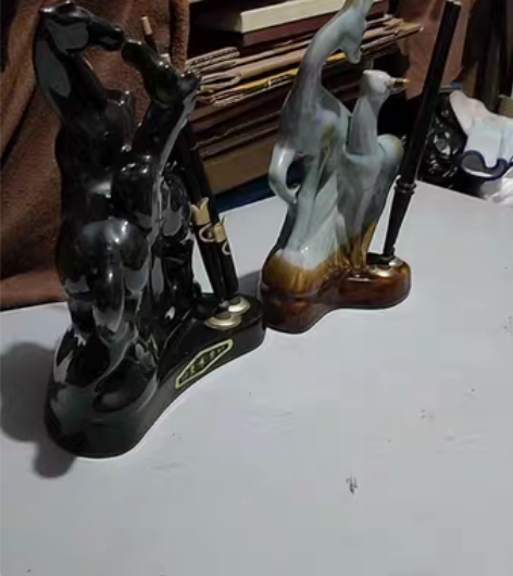 小瓷马和小鹿摆件 小瓷马笔架有一个可以插住...