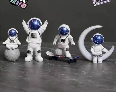 商店不开了还剩50套小宇航员摆件小太空人模...