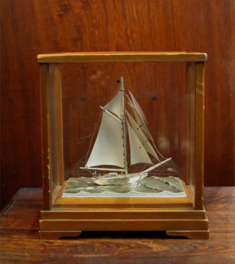 日本银船摆件船身及底座均刻有银制。 原实木...