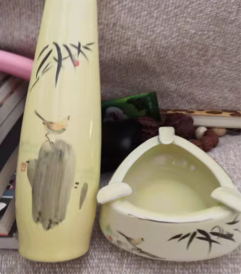 几十年的瓷器花瓶和烟缸画片干净漂亮,两个一...