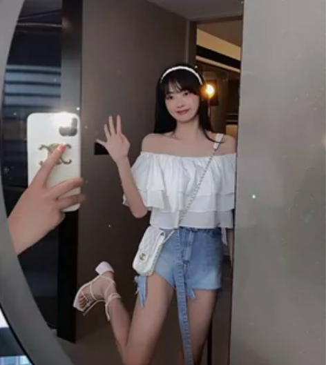 转卖IN MIMIFACE 锁骨上衣女露肩...