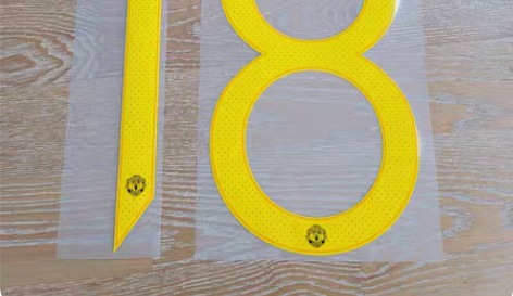 曼联2122 b费 二客杯赛印字。背胶如图...