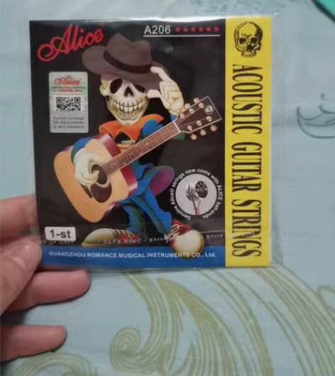 吉他配件： 一弦和三弦 各一根  变调夹 ...