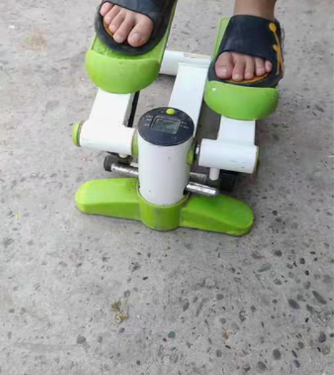 踏步机家用健身静音减肥神器原地登山脚踏机运...