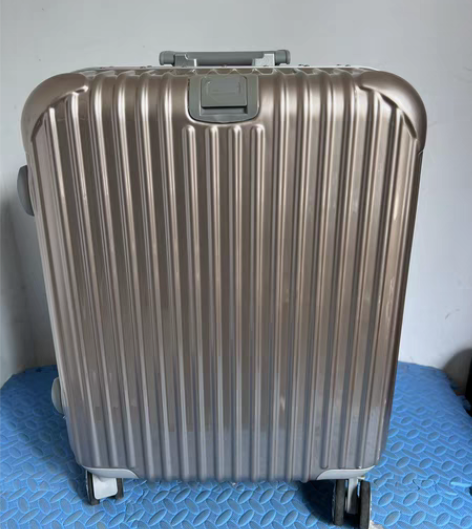 包邮行李箱20寸旅行箱拉杆箱 全新，保护膜...