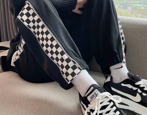 转卖【狂欢价】黑色棋盘格子运动裤女春秋冬潮...