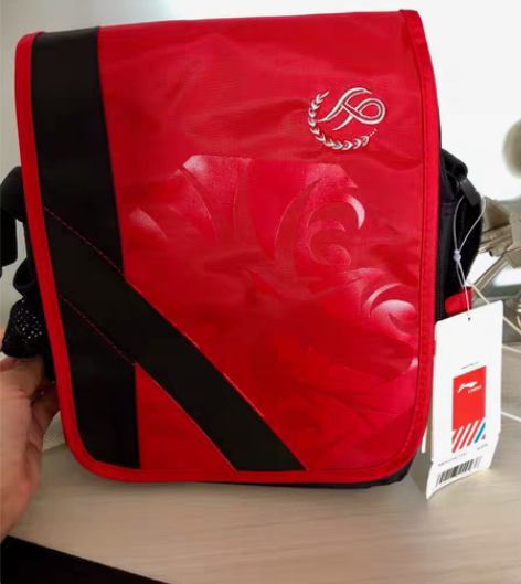 李宁运动斜挎包全新李宁斜挎包 感兴趣的话点...