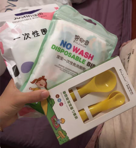 两袋一次性围兜，其一剩十个，其二全新未拆封...