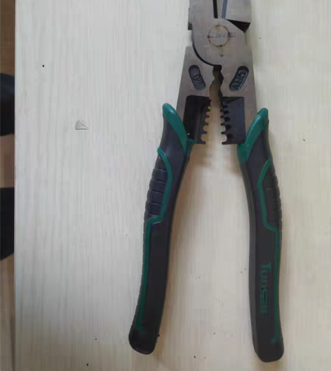 全新的多功能钳子，质量好，不包邮 感兴趣的...