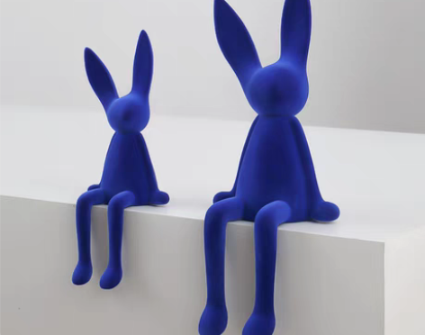 转卖高级感克莱因蓝创意卡通植绒坐姿兔子摆件...