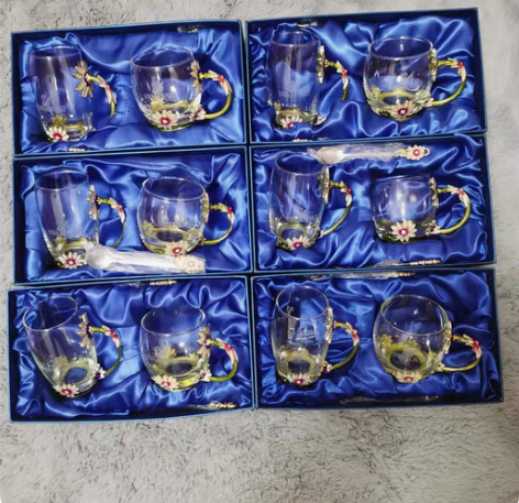 两个杯子是一套，礼盒包装。一套不包邮，可自...